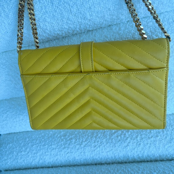 Saint Laurent Classic Monogram Satchel Matelasse Chevron
Leather Small yellow - Picture 3 of 7